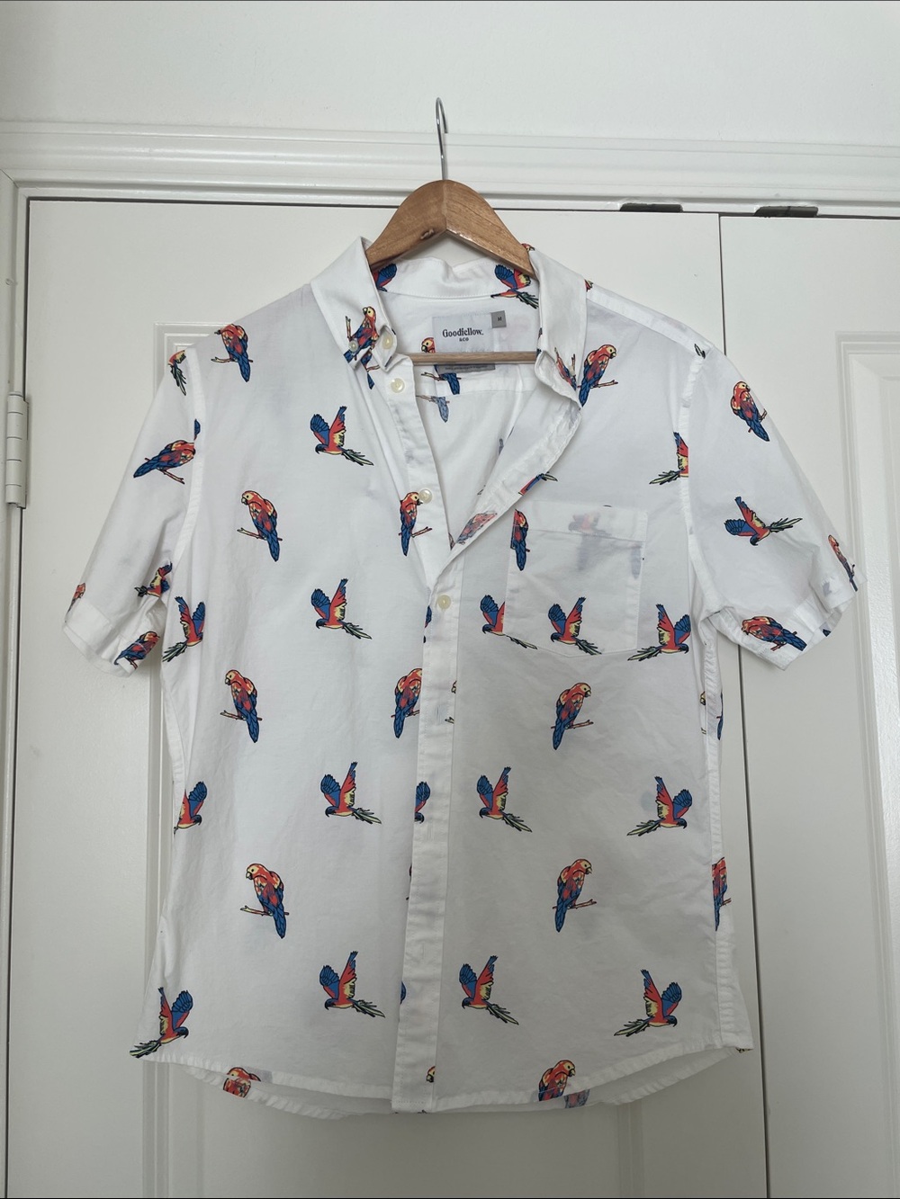 Goodfellow & Co Men’s Slim Fit White Short Sleeve Parrot Print Button Down Shirt